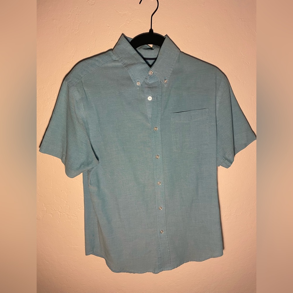 Croft & Barrow Short Sleeve Button Down Shirt. Light Blue. Men’s size S
